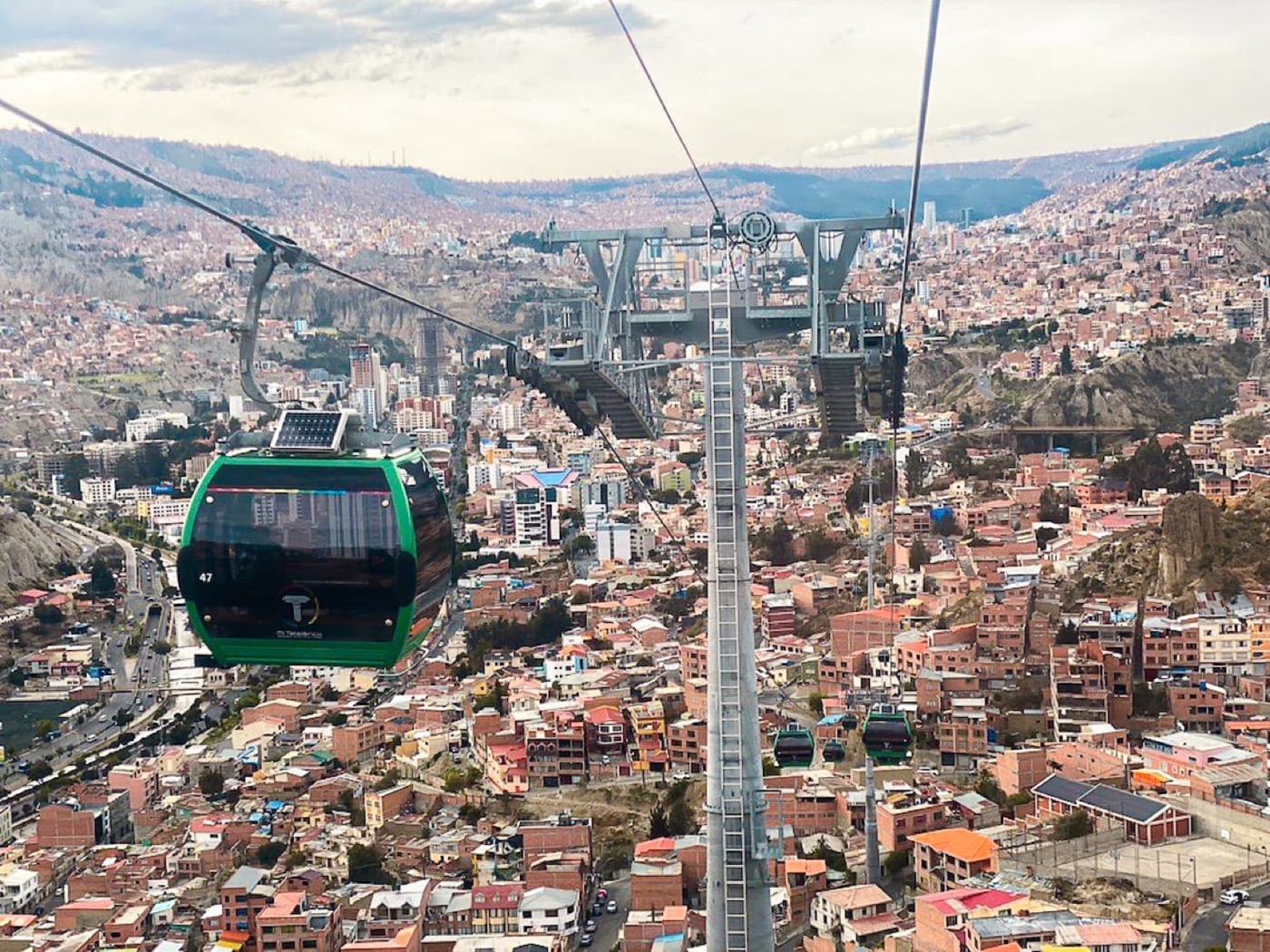 Teleférico de La Paz sobre la ciudad