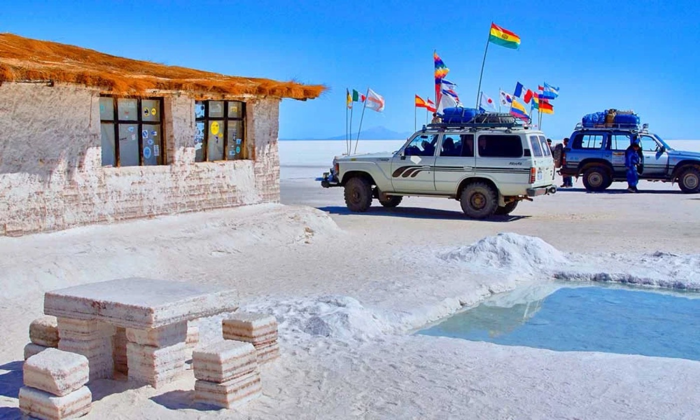 Pueblo de Colchani a la orilla del salar